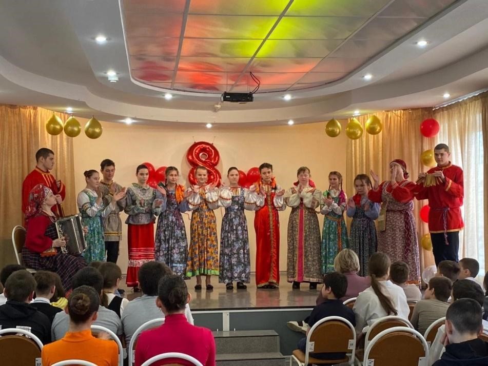 Кружок фольклорного ансамбля «Покровские зореньки».